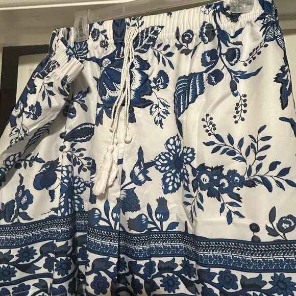 NWOT Shein Floral Blue and White Drawstring Shorts - Picture 1 of 7